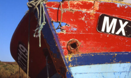 Photo, photographie de détail de coque de bateau du Finistère, quartier maritime de Morlaix, bleu, blanc, rouge, noir, orange, gris, rouille, corde, cordage © Christophe Pluchon