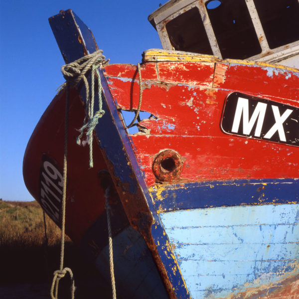 Photo, photographie de détail de coque de bateau du Finistère, quartier maritime de Morlaix, bleu, blanc, rouge, noir, orange, gris, rouille, corde, cordage @ Christophe Pluchon