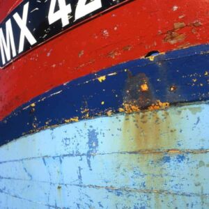 Photo, photographie de détail de coque de bateau du Finistère, quartier maritime de Morlaix, bleu, blanc, rouge, noir, orange, rouille @ Christophe Pluchon