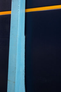 Photo, photographie de détail de coque de bateau du Finistère, bleu, jaune, noir, avec une béquille @ Christophe Pluchon