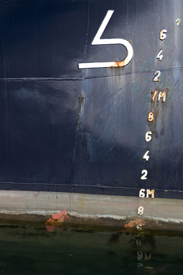 Photo, photographie de détail de coque de bateau du Finistère, bleu, blanc, marron, gris, orange @ Christophe Pluchon