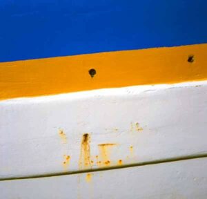 Photo, photographie de détail de coque de bateau du Finistère, blanc, bleu, orange, noir @ Christophe Pluchon