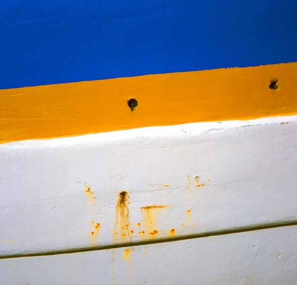 Photo, photographie de détail de coque de bateau du Finistère, blanc, bleu, orange, noir © Christophe Pluchon