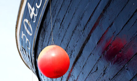 Photo, photographie de détail de coque de bateau du Finistère, bleu, blanc, avec bouée rouge © Christophe Pluchon