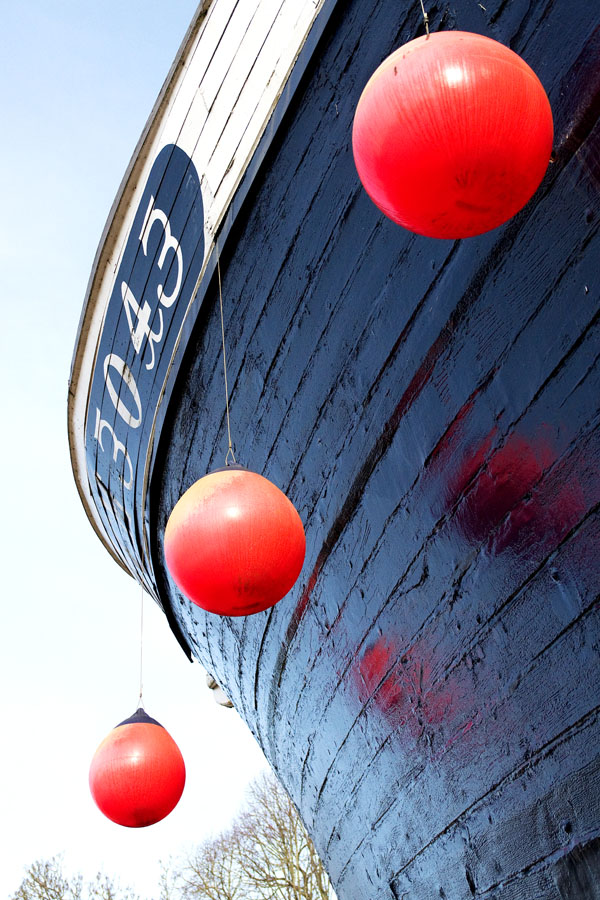 Photo, photographie de détail de coque de bateau du Finistère, bleu, blanc, avec bouée rouge @ Christophe Pluchon