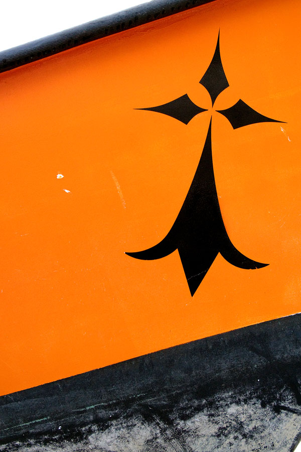 Photo, photographie de détail de coque de bateau du Finistère, hermine, orange, blanc, noir , gris @ Christophe Pluchon