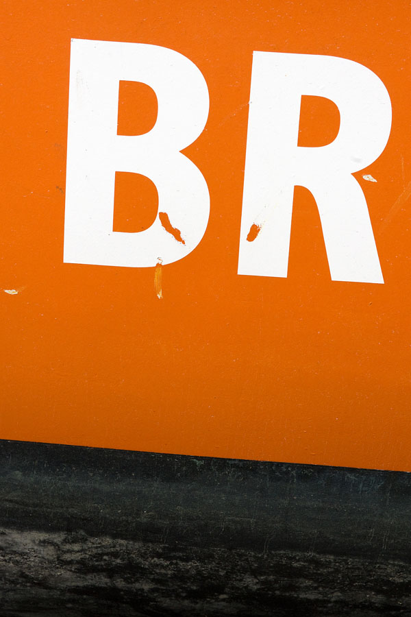 Photo, photographie de détail de coque de bateau du Finistère, quartier maritime de Brest, orange, blanc, noir @ Christophe Pluchon