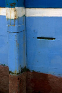 Photo, photographie de détail de coque de bateau du Finistère, bleu, blanc et marron avec une béquille @ Christophe Pluchon