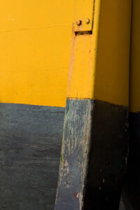 Photo, photographie de détail de coque de bateau du Finistère, jaune et noir avec une béquille @ Christophe Pluchon