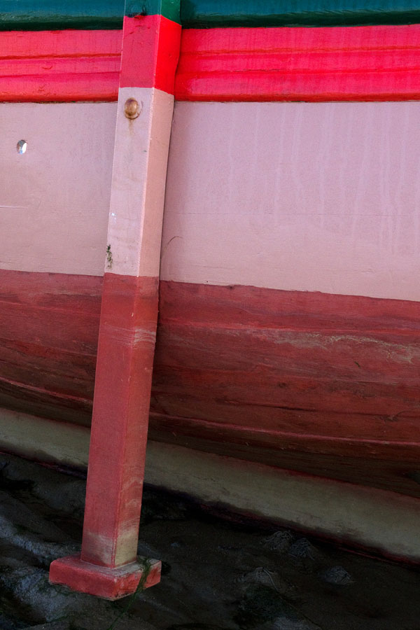 Photo, photographie de détail de coque de bateau du Finistère, vert, rouge, rose, noir et marron avec une béquille @ Christophe Pluchon