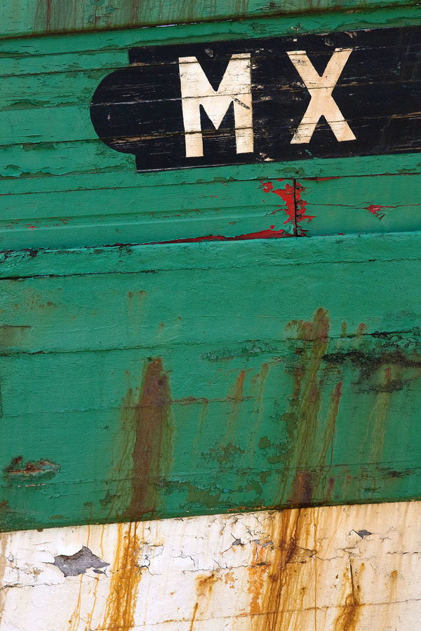 Photo, photographie de détail de coque de bateau du Finistère, quartier maritime de Morlaix, vert, noire, blanc, orange rouille et rouge @ Christophe Pluchon