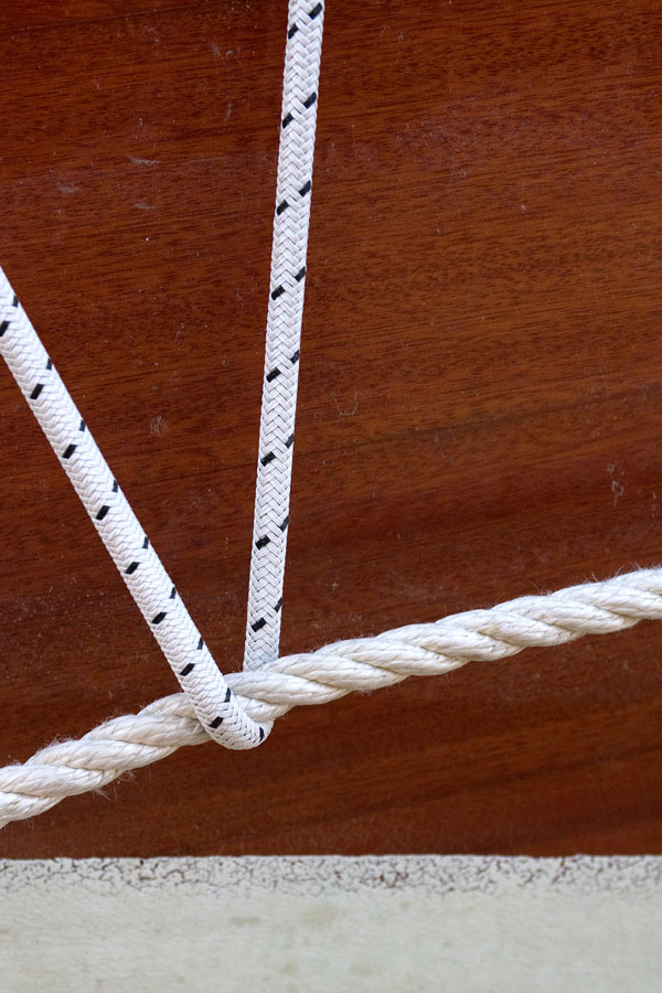 Photo, photographie de détail de coque de bateau du Finistère, marron et blanc, avec un cordage ou une corde @ Christophe Pluchon