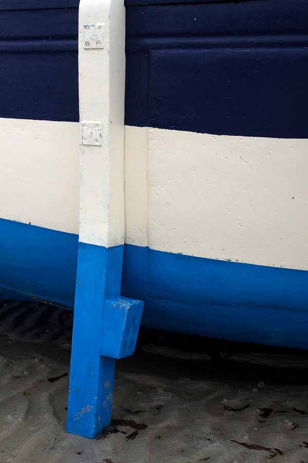 Photo, photographie de détail de coque de bateau du Finistère, bleu, blanc, marron, avec une béquille @ Christophe Pluchon