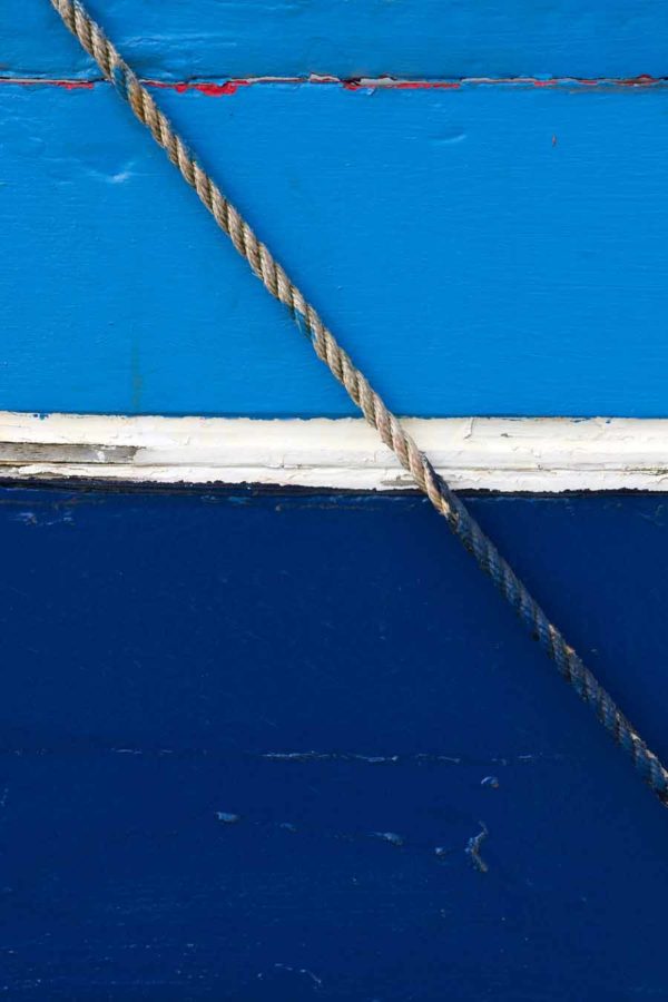 Photo, photographie de détail de coque de bateau du Finistère, bleu, blanc, rouge, gris, avec une corde ou un cordage @ Christophe Pluchon