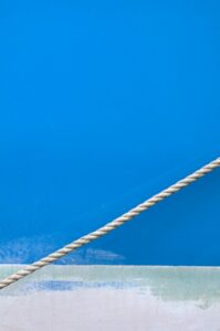 Photo, photographie de détail de coque de bateau du Finistère, bleu, blanc, vert, avec une corde ou un cordage @ Christophe Pluchon