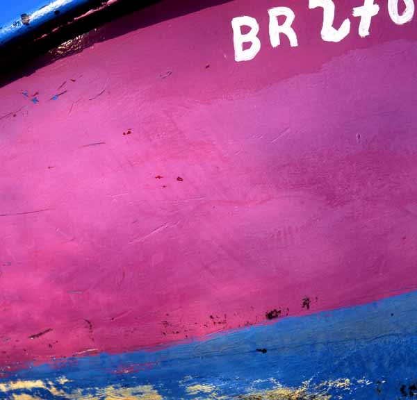 Photo, photographie de détail de coque de bateau du Finistère, bleu, blanc, rose, fuschia, noir, quartier maritime de Brest @ Christophe Pluchon