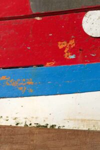Photo, photographie de détail de coque de bateau du Finistère, bleu, rouge, blanc, marron, vert, orange @ Christophe Pluchon