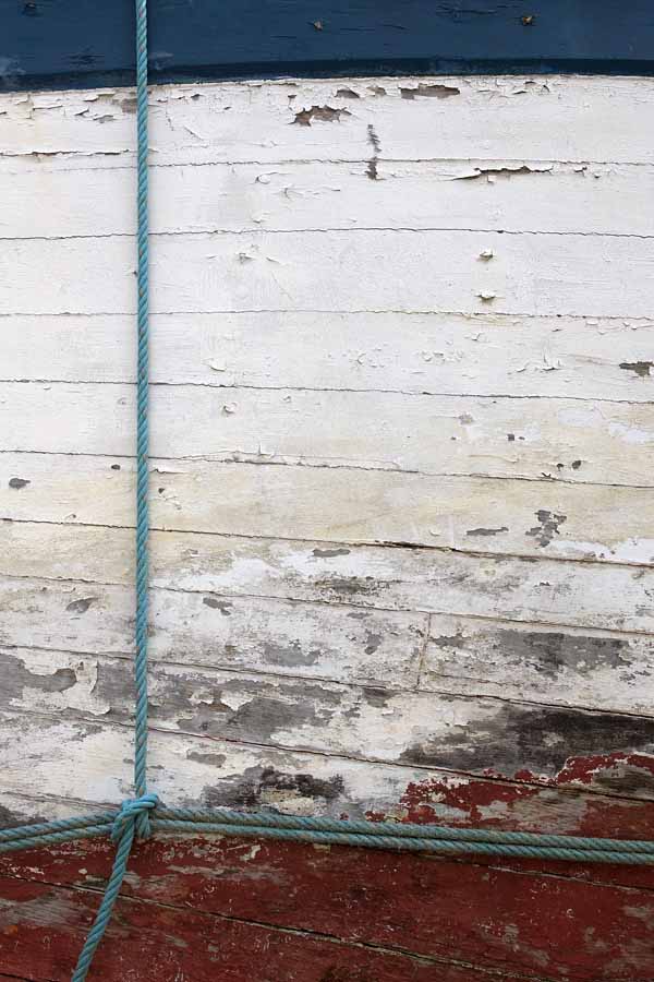 Photo, photographie de détail de coque de bateau du Finistère, bleu, vert, blanc, marron, bordeaux, rouge, avec une corde ou un cordage @ Christophe Pluchon