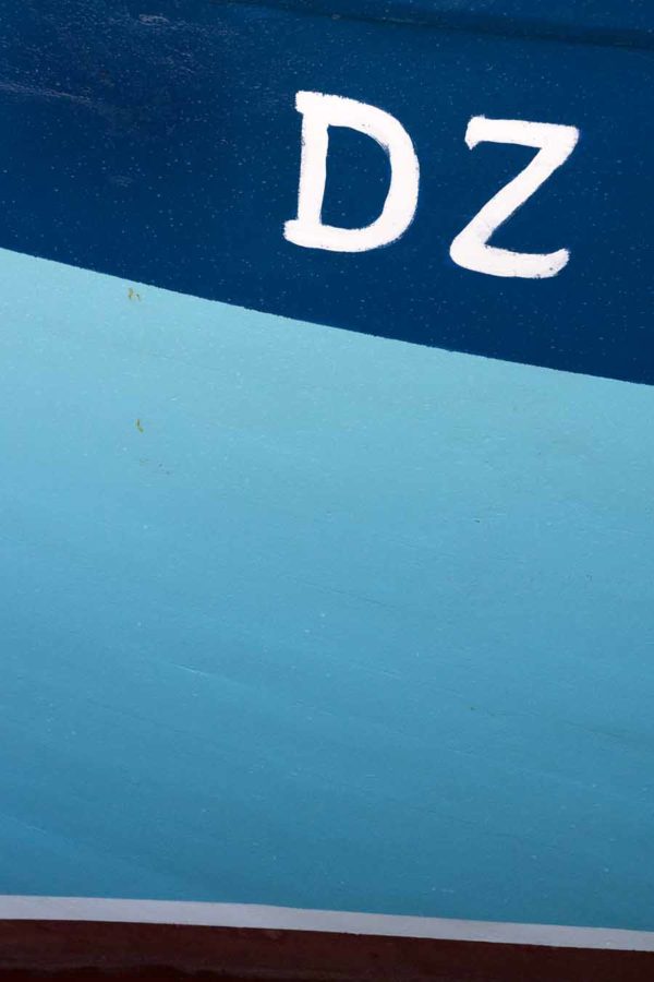 Photo, photographie de détail de coque de bateau du Finistère, bleu, blanc, marron, quartier maritime de Douarnenez @ Christophe Pluchon