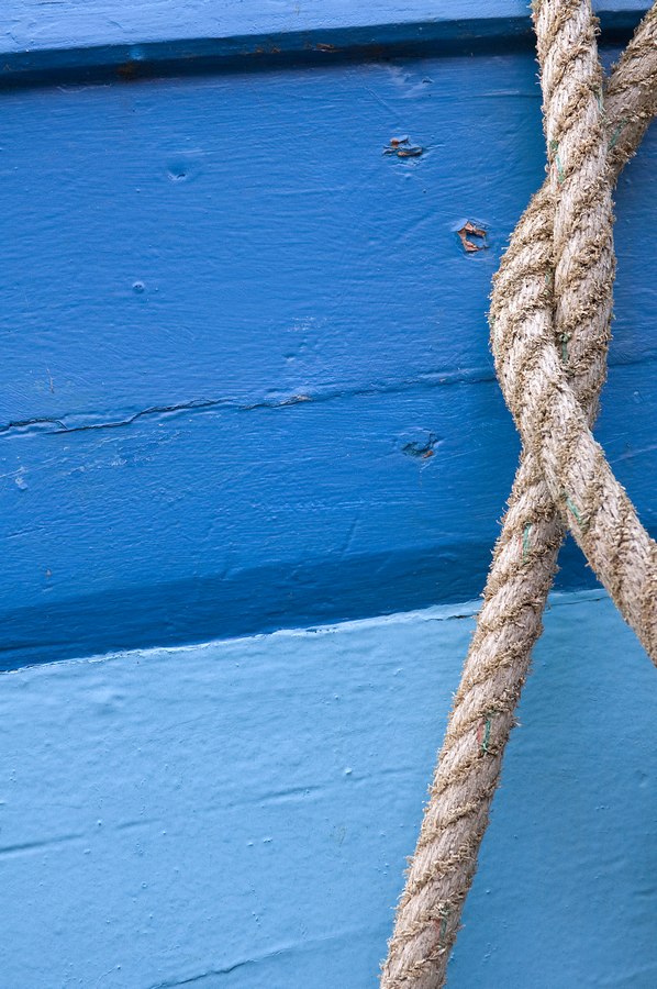 Photo, photographie de détail de coque de bateau du Finistère, bleu, gris, avec une corde ou un cordage @ Christophe Pluchon
