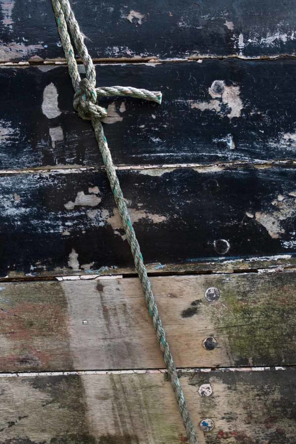 Photo, photographie de détail de coque de bateau du Finistère, noir, gris, marron, avec une corde ou un cordage @ Christophe Pluchon