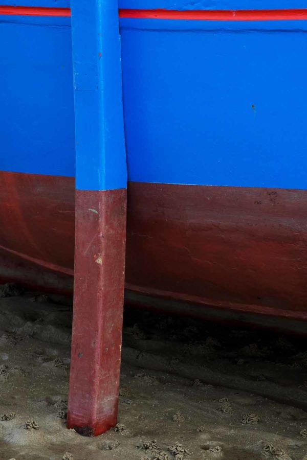 Photo, photographie de détail de coque de bateau du Finistère, bleu, rouge, marron, vert, avec une béquille @ Christophe Pluchon