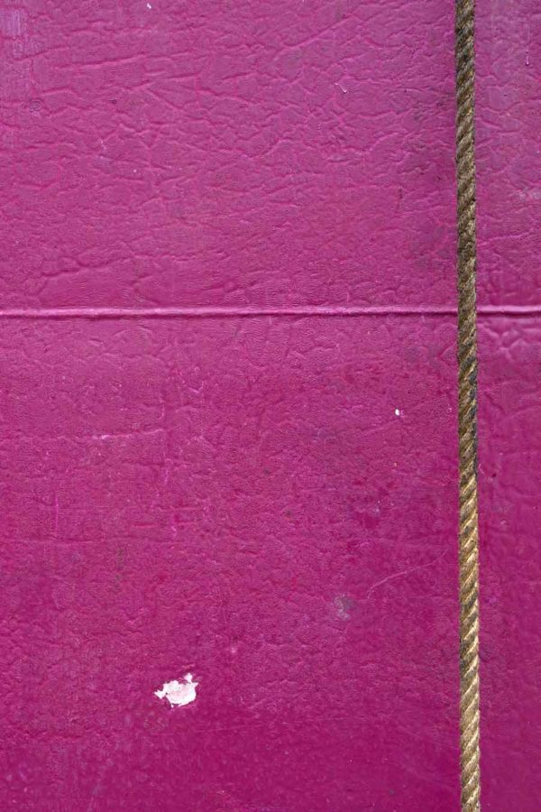 Photo, photographie de détail de coque de bateau du Finistère, fuschia, bordeaux, rose, rouge, marron, blanc, avec une corde ou un cordage @ Christophe Pluchon
