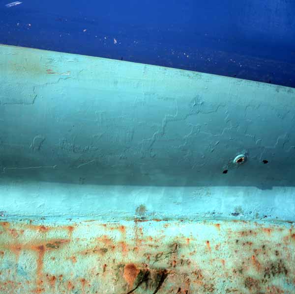 Photo, photographie de détail de coque de bateau du Finistère, bleu, vert, orange, noir @ Christophe Pluchon