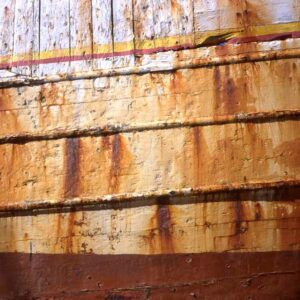 Photo, photographie de détail de coque de bateau du Finistère, rouge, jaune, marron, orange, rouille, blanc @ Christophe Pluchon