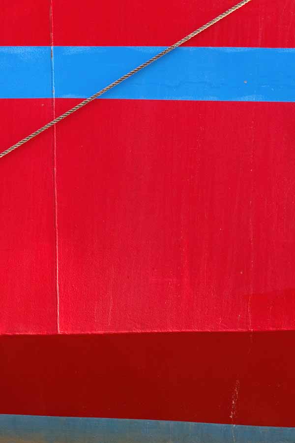 Photo, photographie de détail de coque de bateau du Finistère, bleu, rouge, gris, avec une corde ou un cordage @ Christophe Pluchon
