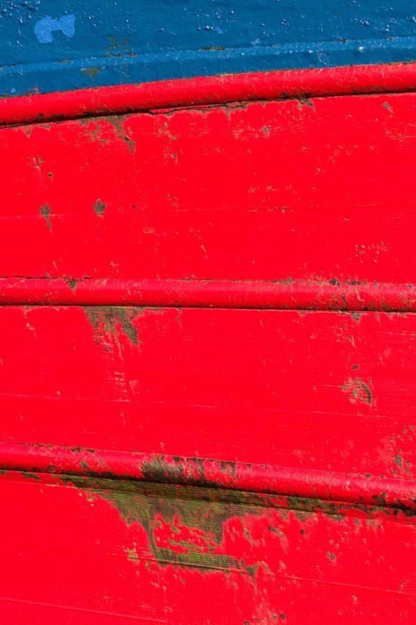 Photo, photographie de détail de coque de bateau du Finistère, bleu, rouge, vert @ Christophe Pluchon