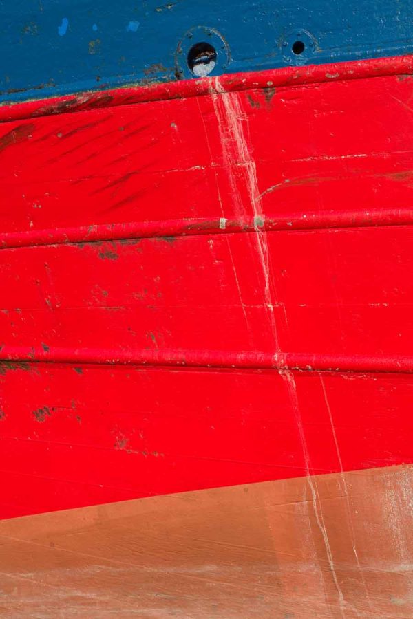 Photo, photographie de détail de coque de bateau du Finistère, rouge, bleu, blanc, évacuation @ Christophe Pluchon