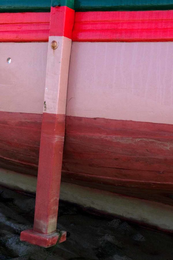 Photo, photographie de détail de coque de bateau du Finistère, rouge, rose, bordeaux, noir, marron, vert, avec une béquille @ Christophe Pluchon