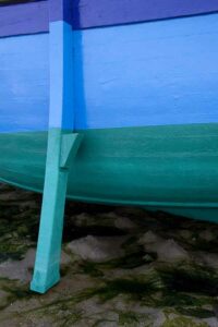 Photo, photographie de détail de coque de bateau du Finistère, vert, noir, bleu, marron, avec béquille @ Christophe Pluchon