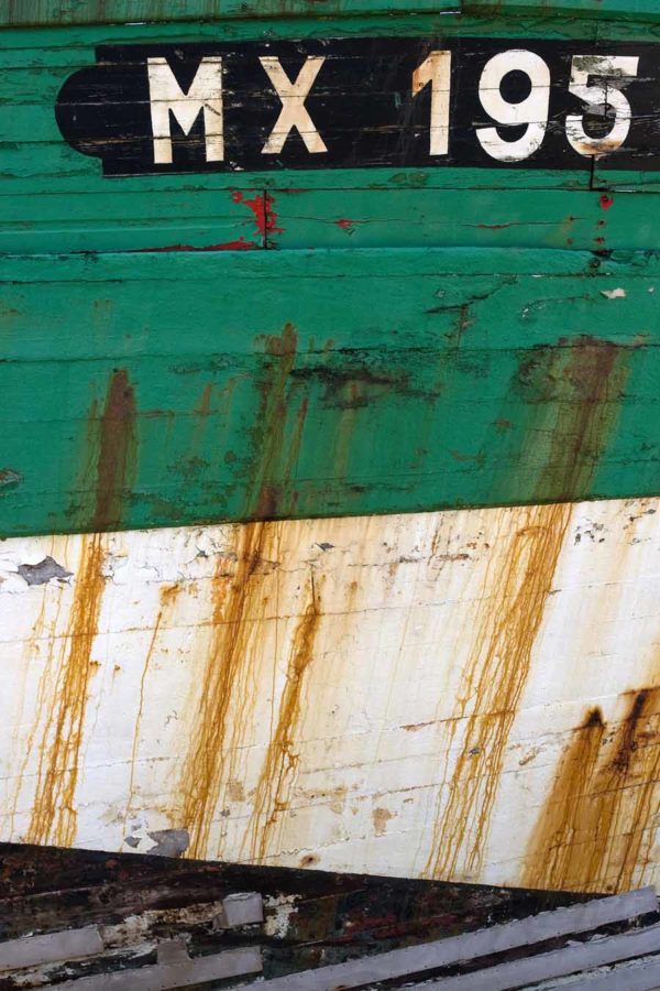 Photo, photographie de détail de coque de bateau du Finistère, vert, noir, blanc, rouge, orange, rouille, gris, quartier maritime de Morlaix @ Christophe Pluchon