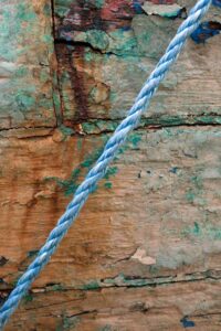 Photo, photographie de détail de coque de bateau du Finistère, vert, bleu, rouge, marron, orange, rouille, avec une corde ou un cordage @ Christophe Pluchon