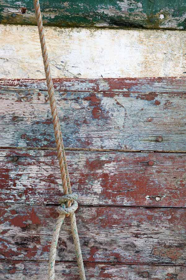 Photo, photographie de détail de coque de bateau du Finistère, gris, marron, rouge, vert, blanc, bleu, avec une corde ou un cordage @ Christophe Pluchon