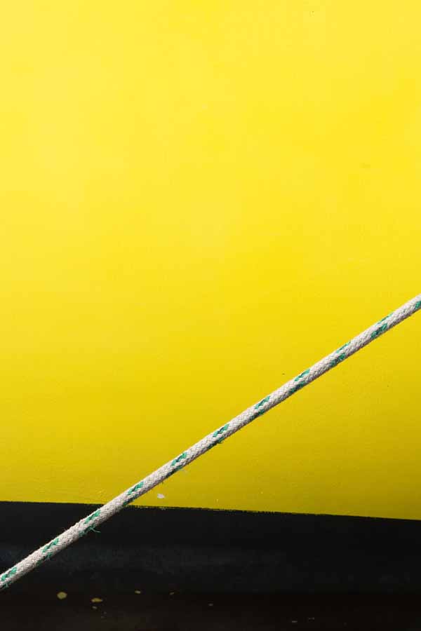 Photo, photographie de détail de coque de bateau du Finistère, jaune, noir, blanc, vert, avec une corde ou un cordage @ Christophe Pluchon