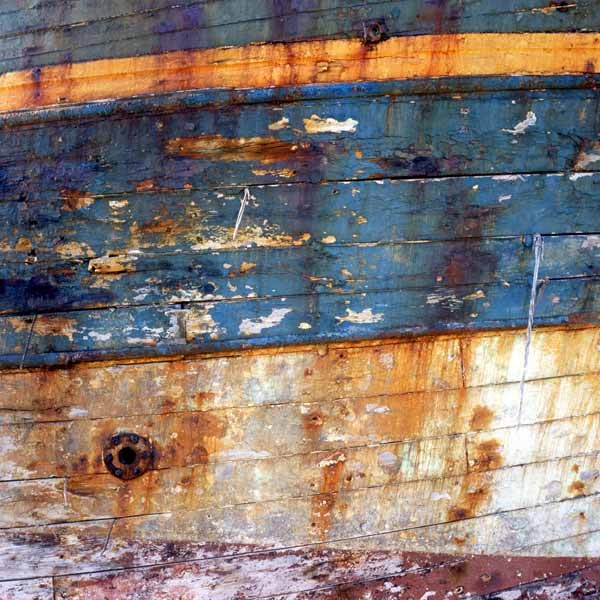 Photo, photographie de détail de coque de bateau du Finistère, bleu, orange, rouge, rouille © Christophe Pluchon