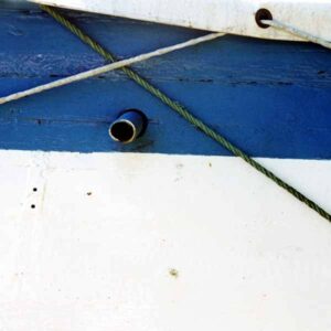 Photo, photographie de détail de coque de bateau du Finistère, bleu, blanc, vert, avec une évacuation et une corde ou un cordage @ Christophe Pluchon