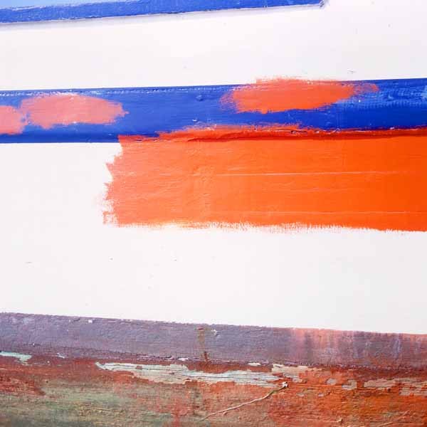 Photo, photographie de détail de coque de bateau du Finistère, marron, orange, bleu, blanc @ Christophe Pluchon
