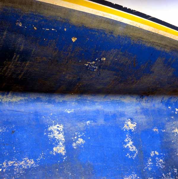 Photo, photographie de détail de coque de bateau du Finistère, bleu, jaune, noir, blanc @ Christophe Pluchon