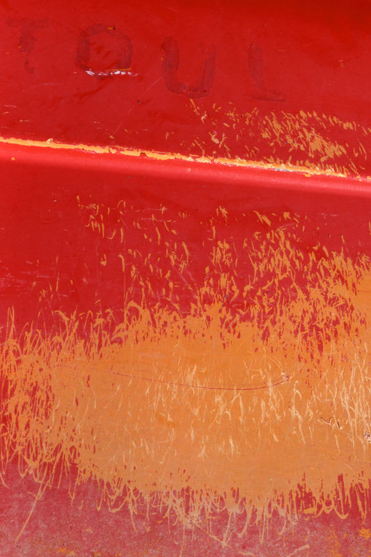 Photo, photographie de détail de coque de bateau du Finistère, orange et rouge @ Christophe Pluchon