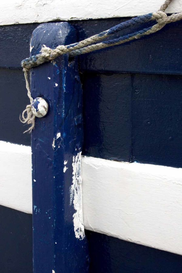 Photo, photographie de détail de coque de bateau du Finistère, blanc, bleu, avec une béquille et une corde ou un cordage @ Christophe Pluchon