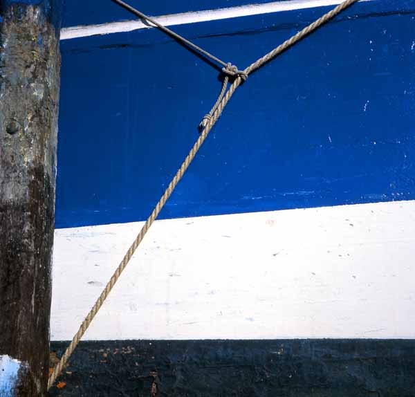 Photo, photographie de détail de coque de bateau du Finistère, bleu, blanc, noir, gris, avec une corde ou une cordage et une béquille @ Christophe Pluchon