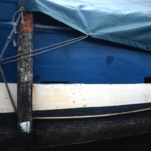 Photo, photographie de détail de coque de bateau du Finistère, bleu, blanc, marron, avec une béquille, une corde ou un cordage, et une béquille @ Christophe Pluchon