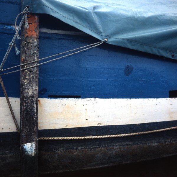 Photo, photographie de détail de coque de bateau du Finistère, bleu, blanc, marron, avec une béquille, une corde ou un cordage, et une béquille @ Christophe Pluchon