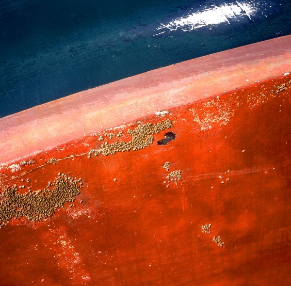 Photo, photographie de détail de coque de bateau du Finistère, bleu, blanc, rouge et rose © Christophe Pluchon